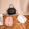 2021 Mujeres Diseño famoso NUEVO Estilo Jóvenes Fashion Messenger Crossbody Homenaje Mujer Femenina Femenina Pequeña Bolsa de teléfono redondo290d