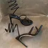 Sandalen 2024 Zomer Damessandaal Sexy Runway Sterstijl Kristallen Ketting Gladiator Hoge Hak Luxe Strass Goud Open Teen Dames Pumps