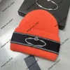 Cappello di marca di lusso di moda Nuovo stile occidentale Capelli di coniglio Stile americano Bella lettera Cappello lavorato a maglia Antigelo Caldo Alla moda Dimagrante Freddo Internet Rosso