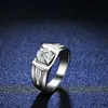 حلقات الفرقة Platinum PT950 Men Ring 1CT Moissanite Diamond Rings للرجال خاتم الخطوبة الكلاسيكي اختبار المجوهرات الزفاف Positivel240105