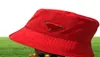 Erkekler ve kadınlar için lüks naylon kova şapkası yüksek kaliteli tasarımcı bayanlar erkek bahar yaz renkli kırmızı deri metal güneş şapkaları yeni 7706569