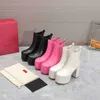 Des designers célèbres recommandent vivement les bottes à talons élastiqués à plateforme et bout rond pour une présentation parfaite d'un savoir-faire de haut niveau. Taille 35-41