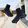 Mode-casual schoenen ontworpen door bekende ontwerpers van heren en dames. Hoge schoenen binden geen mesh met dikke zolen. Comfortabel, zacht, ademend.