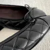 Canal Zapatos de vestir Sandalia Ballet Pisos Zapato Mocasín bajo Diseñador de lujo Piel de oveja Mujeres Sexy Zapato casual Negro Blanco Zapatilla de tenis Zapatilla plegable Caminata Caja de zapatos de baile