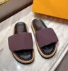 Top Quality Casual Sapatos Designer Mulheres Chinelos Piscina Liso Bezerro Flat Letter Mules Moda Fácil de Usar Impressão Borracha Bottom Largura Slides