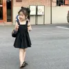Abiti da ragazza Coreana moda per ragazze abito nero con fiocco aperto sul retro 2024 vestiti estivi per bambini piccoli casual con cinturino in tinta unita