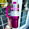 Vacances rouge cobrandé hiver Pink Starbacks H2.0 40OZ Mugs Cosmo Pink Tumblers Car Cups Target Flamingo Gifts 1: 1 Logo Black Chroma Bottle Poignée en silicone Couvercle US STOCK