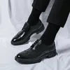 男性用本物の革のビジネスフォーマルオックスフォード靴品質革の通気性快適なウェディングシューズ240106の英国スタイルの靴