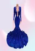 2022 Königsblaue Meerjungfrau-Abschlussballkleider, glitzernde Spitze, Pailletten, lange Ärmel, schwarze Mädchen, afrikanische Promi-Abendkleid B04084989340