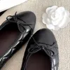 Canal Zapatos de vestir Sandalia Ballet Pisos Zapato Mocasín bajo Diseñador de lujo Piel de oveja Mujeres Sexy Zapato casual Negro Blanco Zapatilla de tenis Zapatilla plegable Caminata Caja de zapatos de baile