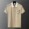 Plus 3XL Taglia Multi Ricamo Polo Ricamo sul petto Logo lettere Uomo Fashion Design Maniche a costine Orlo diviso Polo elasticizzati Top Uomo