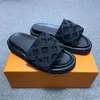 Kudde tofflor pool glider mulor strand sandaler berömda designer kvinnor män platt mode flip flop brev plattform toffel sommarskluffar c106