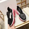 Famose scarpe casual firmate scarpe sportive di alta marca, scarpe da corsa comode di grandi marche, la stessa pop star che indossa una gamba alta e sottile, lunga da spettacolo