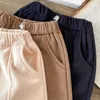 Pantaloni sportivi casual larghi della molla della ragazza del neonato Moda stile coreano Pantaloni di velluto a coste solidi Autunno Bambini Pantaloni da jogging Pantaloni sportivi 240106