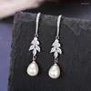 Kolczyki Dangle Huitan estetyka symulowana perła dla kobiet srebrna kolor przyjęcie weselne codzienne temperament elegancka biżuteria ucha damy