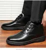 Hombre genuino de cuero de cuero pelada engrosar la bota para hombres de los zapatos de encaje hechos a mano de invierno casuales cómodos botines de mocasines Hombres 240106