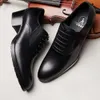 Heren bruiloft 2024 nieuwe stijl echt leer handgemaakte comfortabele 5 cm hoge hakken formele schoenen voor mannen