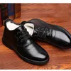 Hombre genuino de cuero de cuero pelada engrosar la bota para hombres de los zapatos de encaje hechos a mano de invierno casuales cómodos botines de mocasines Hombres 240106