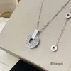 Designer halsband 2024 kvinnors mode titan stål keramisk hänge lyxcirkel full diamantfest gåva 18k guld smycken