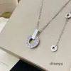 Collana di design 2024 Moda femminile Acciaio al titanio Ciondolo in ceramica Cerchio di lusso con diamanti pieni Regalo per feste Gioielli in oro 18 carati