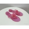 Yaz Moda Camellia Çiçek Terlik Marka Tasarım C Mektubu Clear Jelly Thong Sandal Flip Flops Şeffaf Plaj Sandalet Daireleri Bayanlar Havuz Slaytları Mules