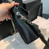 Diseñador Bolso de hombro para mujer 25 cm Cuero Diamante Hardware dorado Hebilla de metal Bolso de lujo Matelasse Cadena gruesa Bolso cruzado Bolsas de maquillaje para las axilas Bolsos de moda