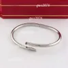 Armband Designer Armbanden Titanium Nagel Heren en Dames Rose Goud Mode Populair Niet vervagen Kleur Trend Roestvrij stalen accessoires Cadeau