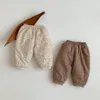 Зимние корейские штаны для маленьких девочек, хлопковые свободные брюки с цветочным принтом, толстые теплые универсальные брюки для малышей, одежда для малышей 240106