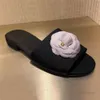 Pantofole nuovo designer camelia fiore pantofole da donna chanelss ciabatte in pelle scozzese scarpe fibbia floreale infradito in pelle donna sandali piatti G230328