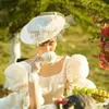 Basker brud po shoot hatt huvudkläder elegant ansikte slöja blommor fedoras franska lyxdesign stora formella bröllop platta kvinnor