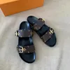 Boyut 35-46 Kutu Sandal Terlik Lüks Tasarımcı Katır Kahverengi Çiçek 2024 Yeni Deri Sıradan Ayakkabı Yaz Plajı Kaydırıcıları Kadın Ayarlanabilir Hasp Gladyatör Sandale Slayt