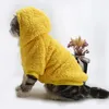 Hondenkleding Ademende trui met capuchon Gezellige pluche fleece huisdierhoodie voor het weer Zacht comfortabel sweatshirt met winter met twee benen