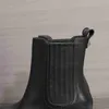 Des designers célèbres recommandent vivement les bottes à talons élastiqués à plateforme et bout rond pour une présentation parfaite d'un savoir-faire de haut niveau. Taille 35-41