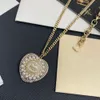 Collane di marca di alta qualità Pendenti con lettere di cristallo Ciondolo di perle di cuore Uomo Donna Collana girocollo in rame placcato oro 18k Catena Regalo di gioielli di moda