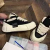 Bekannte Modedesigner sind Co-Namen von Hidden Blind Shoes-Stars, die einen Modetrend tragen, um Papa-Sneakers anzuführen