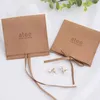 Present Wrap 100st Custom Logo Printed Jewelry Pouches Bag Packaging 9 9cm kuvert Microfiber Pouch med Bow Knot