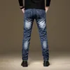 Pantaloni in denim blu patchwork slim fit da uomo di lusso leggero Jeans alla moda da uomo in discoteca stile mendicantePantaloni jeans da strada sexy; 240106