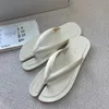 جديد 2023 Maisons Flip Flops Beach Pool Fashion Designer Sandal Tabi Slippers Summer Comfort Womens Slides Flat Slipper Shiped Shoes Mars Margiela Sandale Sliders Box