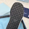 2024 Top Prad Dreieck Stroh Weave Slipper Sandale Plattform Raffias Slipper Designer Womans Mens Sommer Flat Heel Casual Flip Flops Outdoors Pool Sliders Beach 767