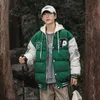 Zimowa kurtka mężczyźni Fałszę dwuczęściowe kurtki parkas koreańskie mody streetwear herbaty grube termiczne patchwork płaszcz 240106