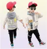 Ins Fashion 2020 neuer Jungen-Trainingsanzug, Kinder-Trainingsanzug-Set, Jungen-Freizeitanzüge, Kapuzenmantel, Jacke, Hose, 2-teiliges Set, Kinder-Designerkleidung, B3830108