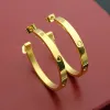 Orecchini a cerchio classici di design a cerchio Orecchini d'amore alla moda per le donne Gioielli con polsini dell'orecchio in oro 18 carati placcati in acciaio inossidabile di alta qualità