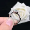 Bandringen Test Positief 1CT 6,5 mm D-kleur Moissanite Diamond Ring Platinum 950 Ring Engagement 087 Ring voor HERL240105