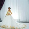 Ballkleid Hochzeit arabische Kleider für Braut Langarmes Gold Spitzen Applikationen Kapelle Zug Prinzessin Brautkleider Crew Hals 2024 S