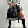 Modeontwerper Damesrugzak Winter Gewatteerde schoudertassen voor dames Space Down Gevoerde handtassen Grote reistas Unisex Chic 240106