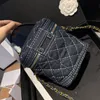 Borsa per cosmetici a cilindro retrò Borsa da donna lussuosa con cerniera Borsa a mano trapuntata in denim blu scuro Catena matelasse Catena hardware dorata Portamonete per lo shopping di tendenza Marsupio 20 cm