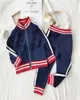 Set di abbigliamento firmato per bambini Nuove tute con stampa di lusso Giacche di moda con lettere Joggers Felpa stile sportivo casual Ragazzi Ragazze6987316