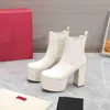 Des designers célèbres recommandent vivement les bottes à talons élastiqués à plateforme et bout rond pour une présentation parfaite d'un savoir-faire de haut niveau. Taille 35-41