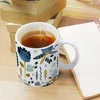 Tassen, blaue und gelbe Blumen-Aquarell-weiße Tasse, Vintage-Unisex-Größe, Vektor-Gänseblümchen-Löwenzahn-Iris