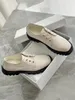 حذاء اللباس من منصة جلد براءة اختراع متشابكة مقاطع مستديرة شقة مع الكعب الصلب زخرفة SAPATOS Femininos de Luxo Salto Alto